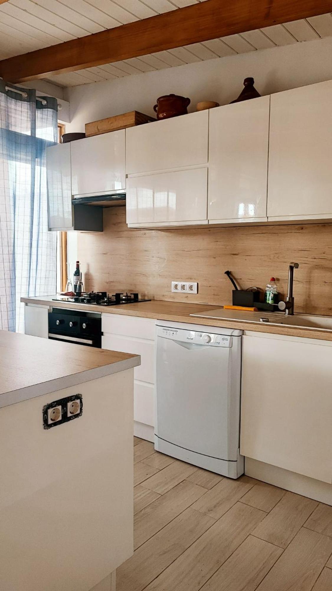 Beautiful Chalet With Wifi And Free Parking อาโรนา ภายนอก รูปภาพ